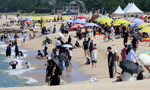 "처서 매직 어디에"…늦더위에 휴일 피서 인파 북적