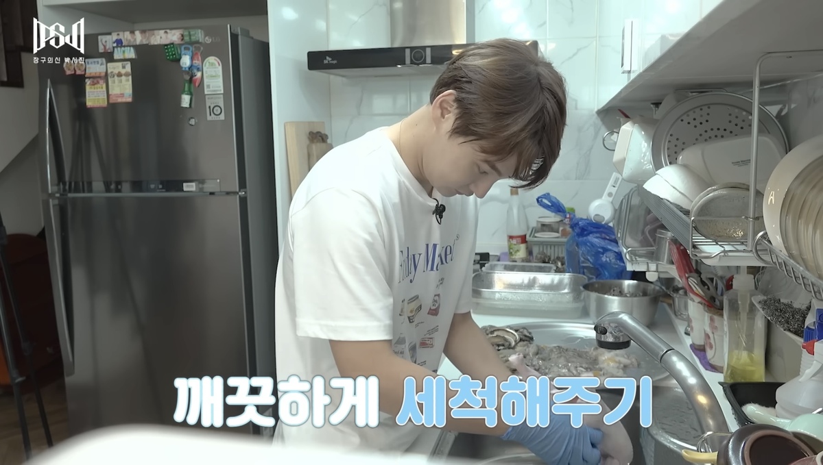 해신탕 재료를 손질하고 있는 박서진. 가수 박서진 개인 유튜브 채널 캡쳐