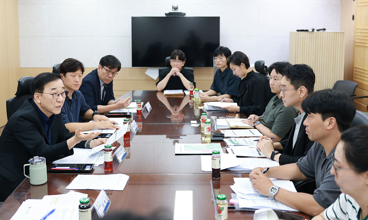 김윤덕 국토교통부 장관이 25일 뉴홈 청약자들과 간담회를 하고 있다. 뉴스1 제공