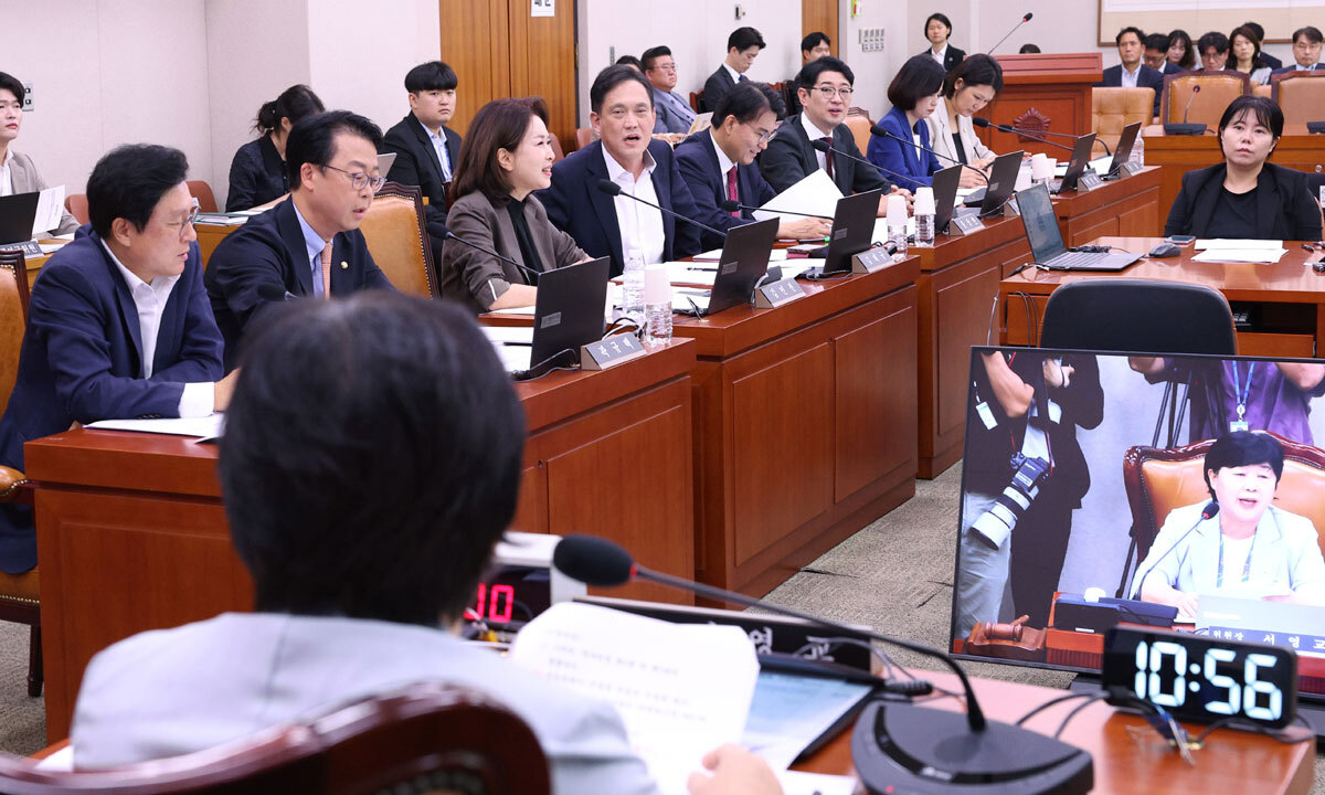 법사위장과 언쟁 벌이는 野 의원들 국회 법제사법위원회 소속 국민의힘 의원들이 26일 국회 법사위 전체회의에서 검찰 보완수사권 존치 필요성을 두고 서영교 법사위원장(앞쪽)과 언쟁을 벌이고 있다. 국민의힘은 경찰의 제주 실종 사건 허위 종결 사례를 언급하며 “경찰이 국민의 생명과 안전을 보호할 수 있냐는 근본적인 의문이 드는 상황”이라고 공세를 폈다. 왼쪽부터 국민의힘 박형수·곽규택·김민전·김태규·윤상현·주진우 의원. 남정탁 기자