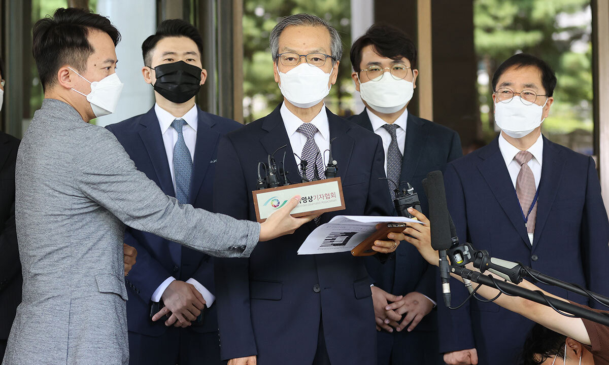 '드루킹 댓글 여론조작' 사건에 연루된 혐의로 재판에 넘겨진 김경수 당시 경남지사에게 징역 2년이 확정된 2021년 7월 21일 서울 서초구 대법원에서 허익범 특검이 법정을 나서며 미리 준비한 입장문을 읽고 있다. 연합뉴스