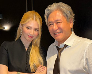 '금발' 한소희·'은발' 최민식, 30살 나이 차 무색한 투샷
