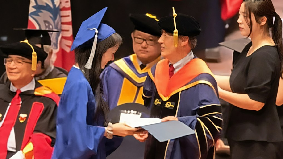 세간의 편견을 씻어내고 우수한 성적으로 명문대 졸업장을 손에 쥔 순간.&nbsp;이동국 아내 이수진 SNS