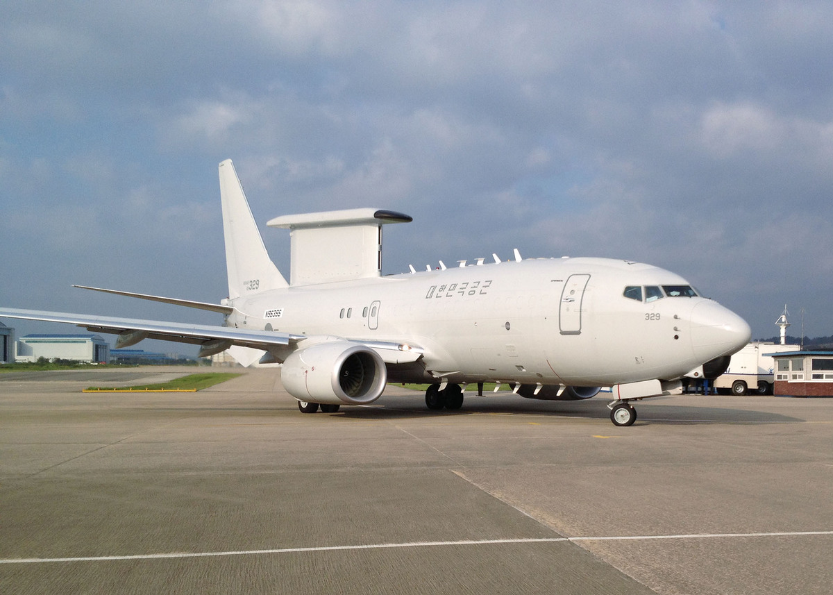 공군 E-737 공중조기경보통제기가 주기장에서 대기하고 있다. 세계일보 자료사진