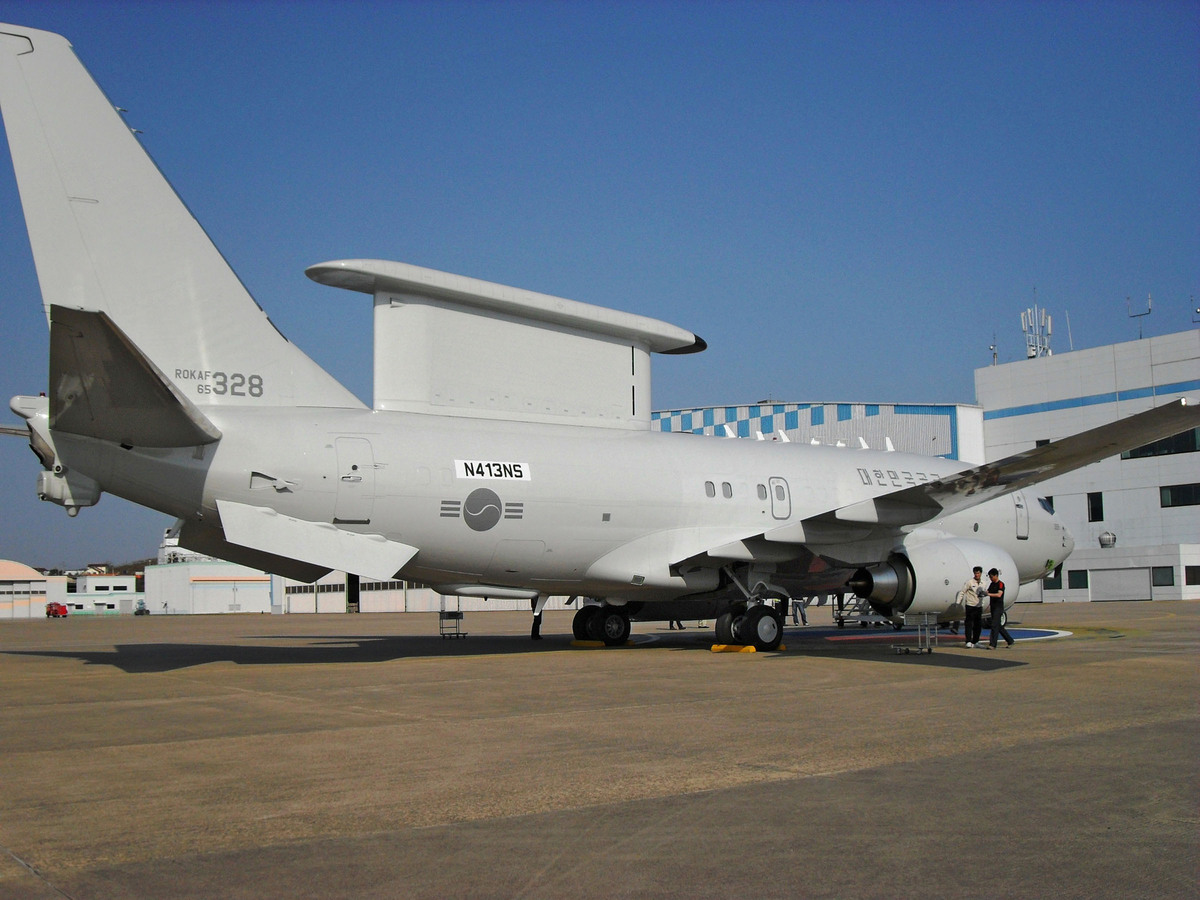 공군 E-737 공중조기경보통제기가 격납고 앞에 주기되어 있다.&nbsp;세계일보 자료사진