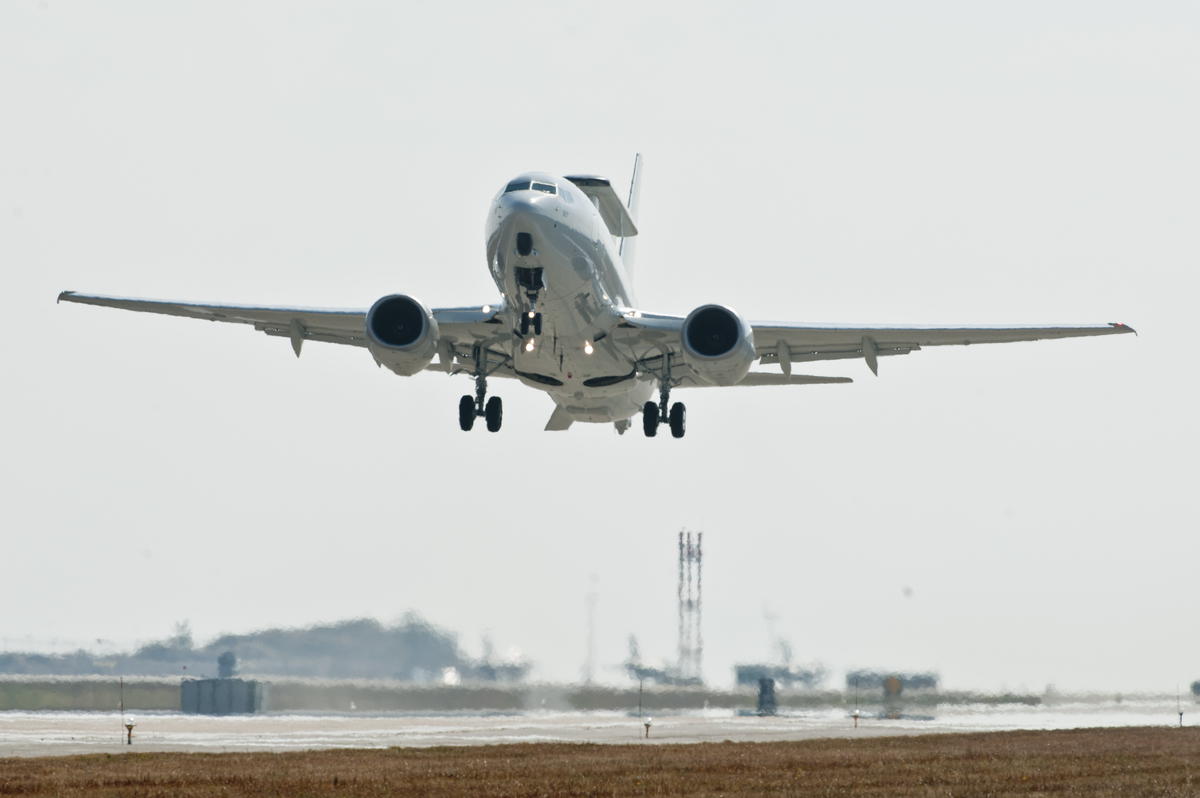 공군 E-737 공중조기경보통제기가 착륙을 위해 활주로에 접근하고 있다. 세계일보 자료사진
