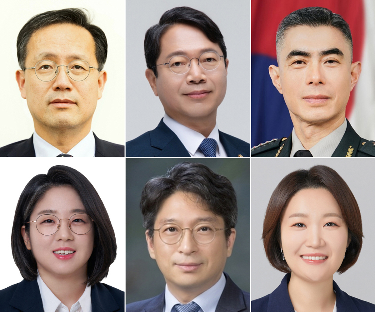 이재명 대통령이 30일 6개 부처 개각과 AI 미래기획수석 등 참모진을 교체하는 중폭 인사를 단행했다. 부총리 겸 재정경제부 장관에 이형일 현 재경부 1차관을, 법무부 장관에는 국회 법제사법위원회 여당 간사인 김승원 더불어민주당 의원을, 국방부 장관으로는 강신철 전 한미연합사 부사령관을 각각 지명했다. 성평등가족부 장관에는 용혜인 기본소득당 의원을, 국토교통부 장관에는 홍지선 현 2차관을, 중소벤처기업부 장관에는 이소영 민주당 의원을 각각 지명했다. 뉴스1