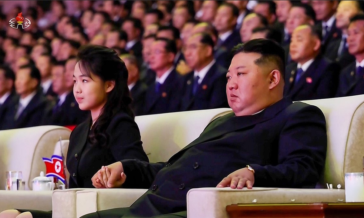 김정은 북한 국무위원장이 8월 27일 평양에서 조국해방전쟁승리 73주년 기념공연을 관람했다고 조선중앙TV가 28일 보도했다. 김 위원장이 딸 주애의 손을 잡고 공연을 관람하고 있다. 연합뉴스