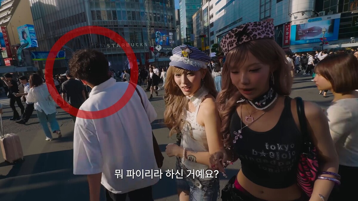 흰색 옷을 입은 남성(빨간색 동그라미)이 길을 가던 중 갑자기 경로를 바꿔 미나미 쪽으로 충돌하듯 접근해 미나미가 피하는 모습.&nbsp;유튜브 채널 ‘안녕하세요원이입니다잘부탁드립니다(안원잘부)’ 캡처