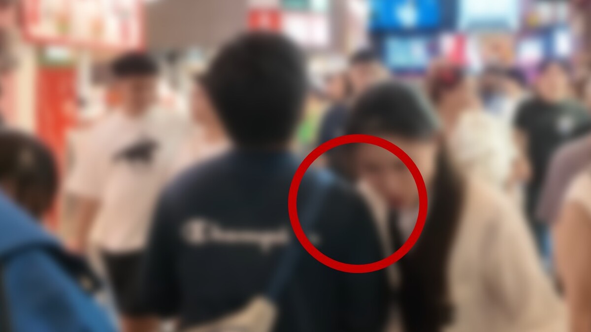일본 오사카에서 흰색 옷 입은 여성에게 어깨빵을 하는 남색 티셔츠를 입은 남성. 유튜브 채널 ‘매드브로 MadBros’ 캡처