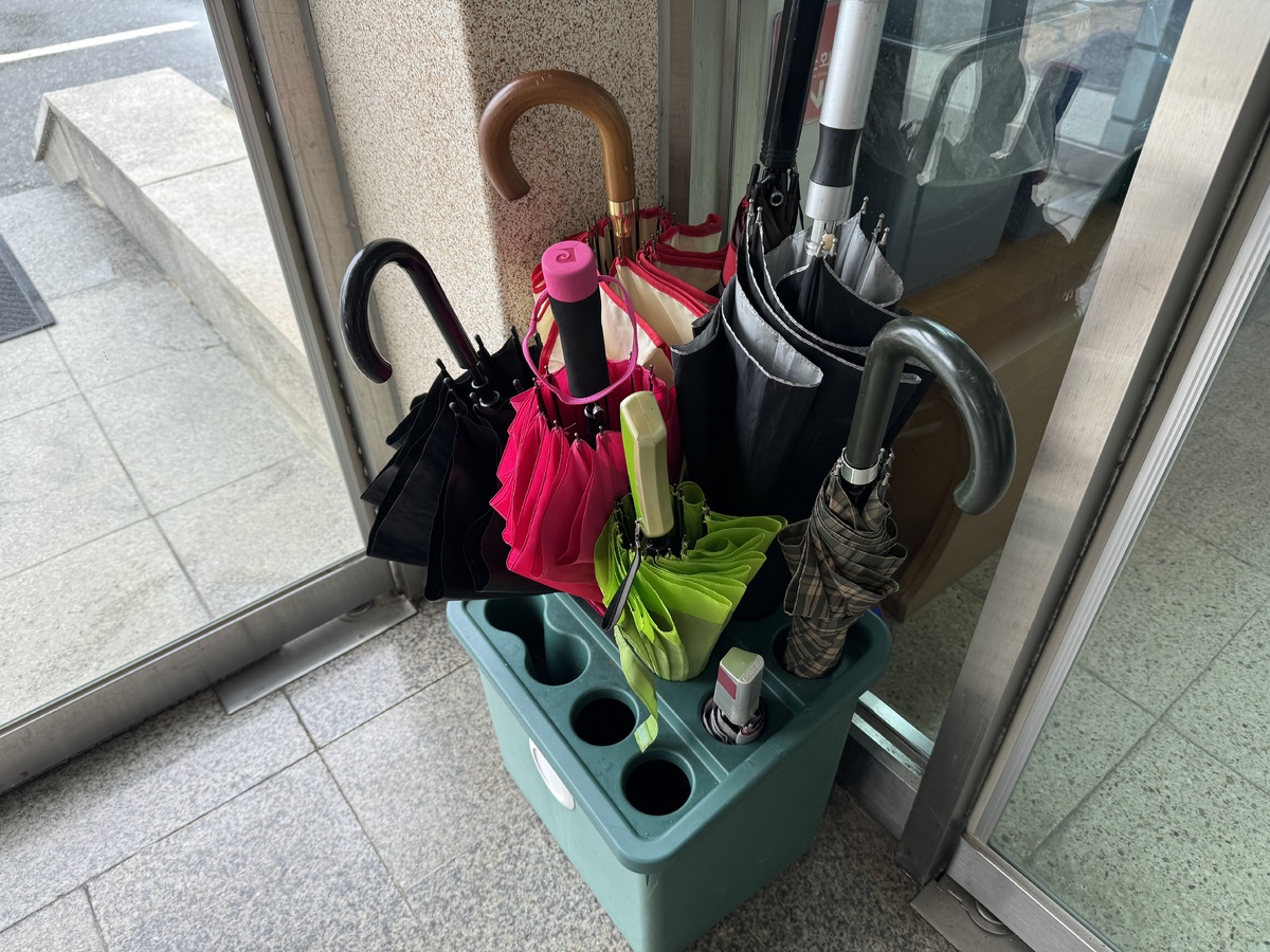 충북 충주시 금가면행정복지센터 출입구에&nbsp;‘이름없는 기부천사’가 기탁한 우산이 주민들을 기다리고 있다. 충주시 금가면행정복지센터 제공