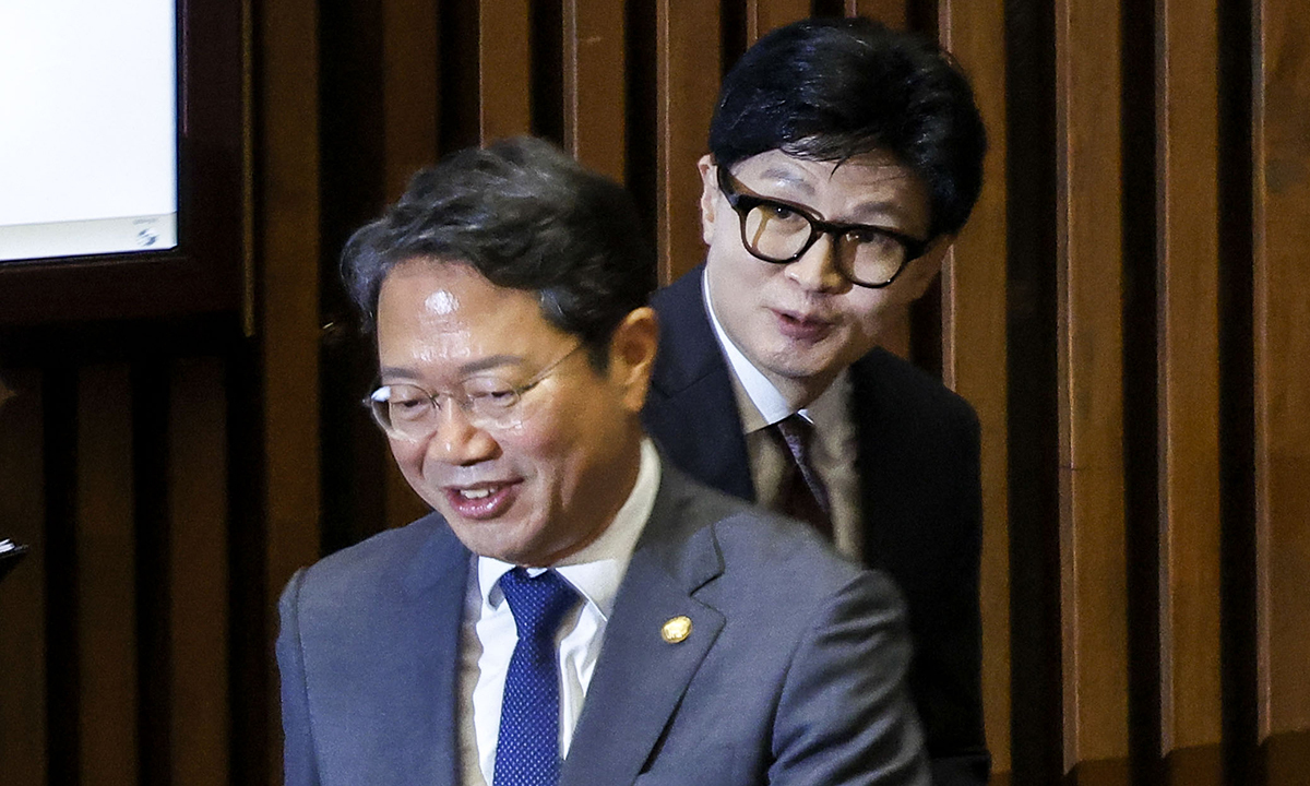 김승원 법무부장관 후보자와 한동훈 무소속 의원이 지난 1일 서울 여의도 국회에서 열린 제439회 국회(정기회) 개회식에 참석하며 인사를 나누고 있다. 뉴시스