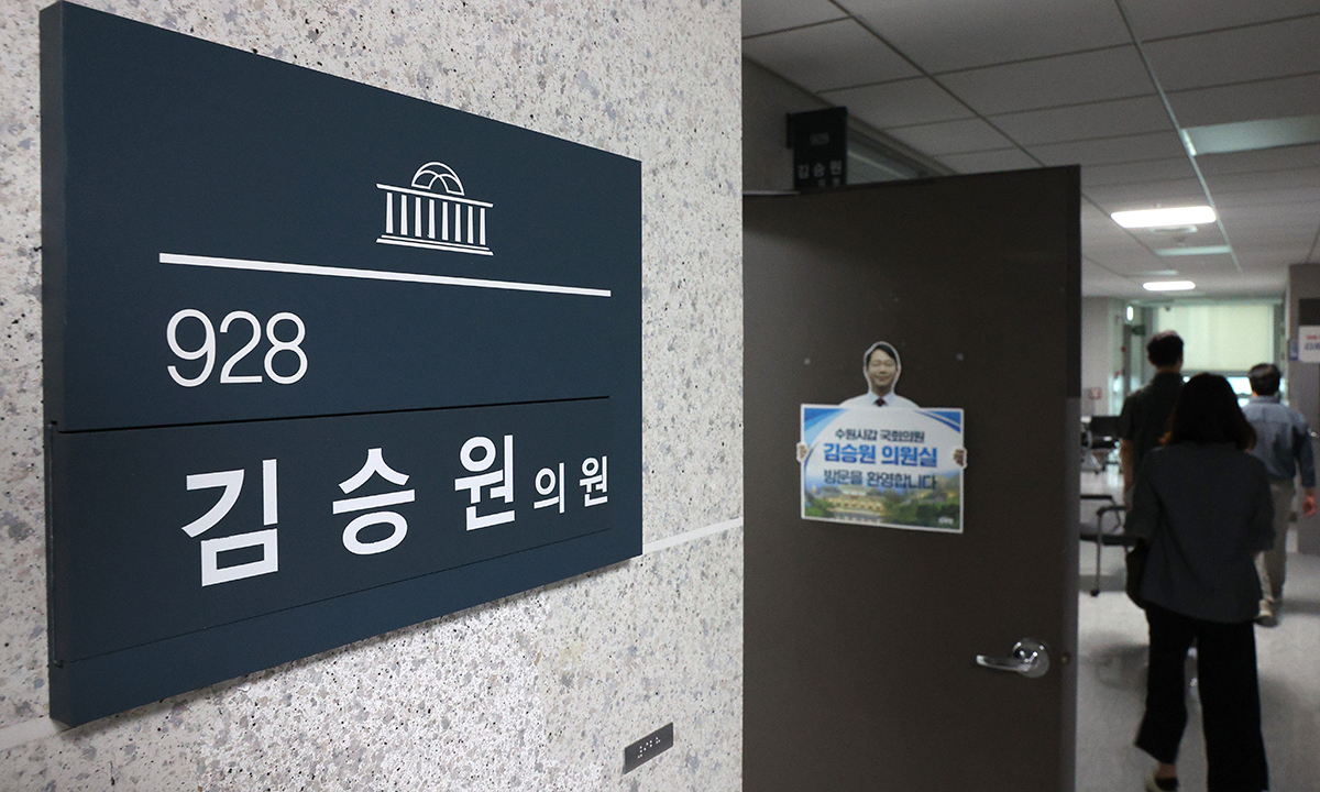 2일 서울 여의도 국회 의원회관에 있는 더불어민주당 김승원 의원실 앞을 국회 직원들이 지나가고 있다. 법무부 장관 후보자로 지명된 김 의원의 신약 임상시험 청탁 의혹과 공소취소 모임 참여 논란 등이 인사청문회 쟁점으로 떠오르면서 이번 개각을 둘러싼 논란이 커지고 있다. 남정탁 기자