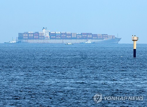 2일 오후 부산 앞바다에서 보이는 사고 상선의 모습.