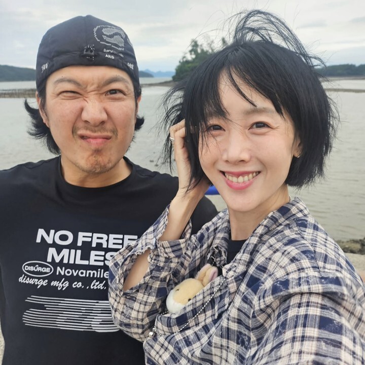 하하와 별이 바닷가에서 함께 사진을 찍고 있다. 별 인스타그램 캡처
