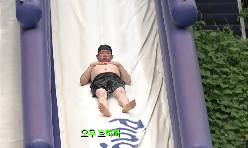 예능 대부의 자존심을 내려놓고 온몸을 던져 웃음을 만드는 현장. 수많은 실패와 빚을 견뎌내며 카메라 앞을 지켜온 40여 년 세월의 페이소스가 묻어난다. 이경규 유튜브 채널 ‘갓경규’ 화면 캡처