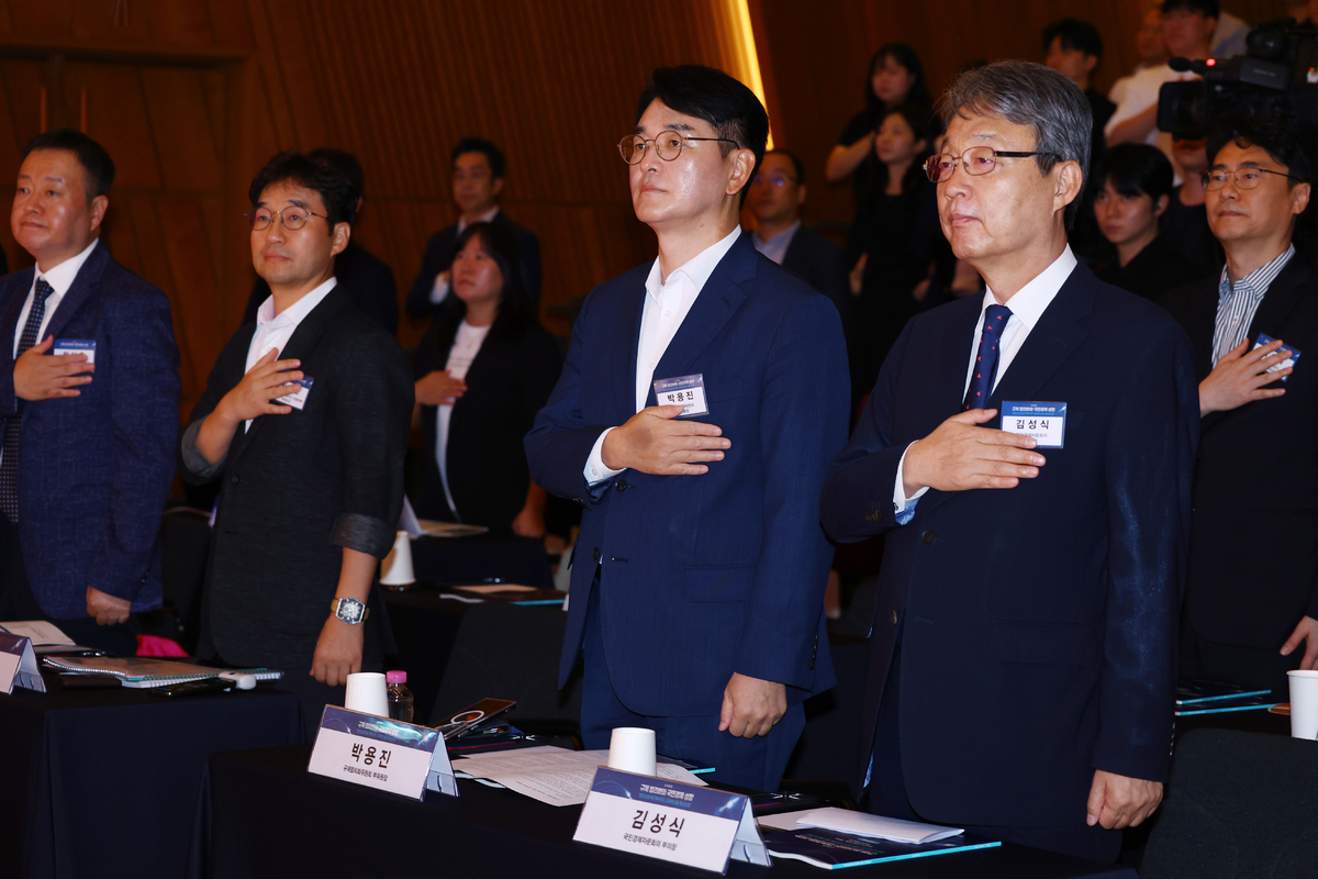 3일 오후 서울 중구 페럼타워에서 열린 '규제 합리화와 국민경제 성장' 공개포럼에서 김성식 국민경제자문회의 부의장과 박용진 규제합리화위원회 부위원장 등 참석자들이 국민의례를 하고 있다.&nbsp; &nbsp; 연합뉴스