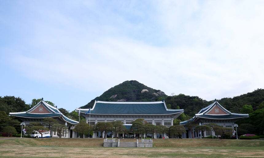 청와대 본관과 대정원 모습. 연합뉴스