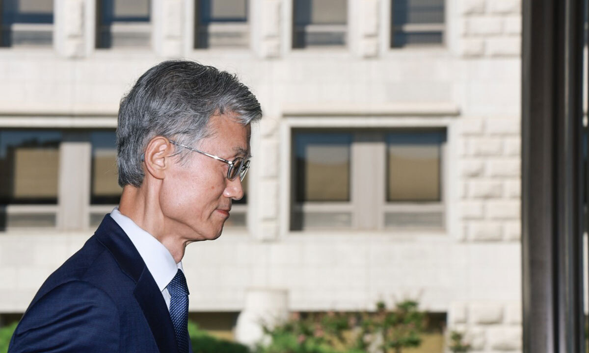 조희대 대법원장이 4일 서울 서초구 대법원으로 출근하고 있다.