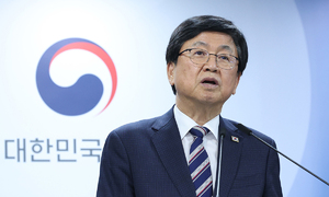 ‘국교위 비판글’에 ‘좋아요’ 누른 최교진 장관… 정치 중립·처신 논란 재발