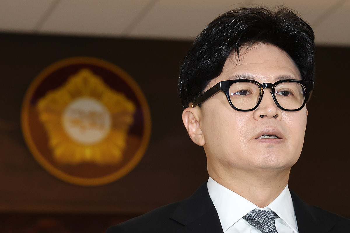무소속 한동훈 의원이 3일 국회에서 열릴 예정인 본회의에 참석하며 김승원 법무부 장관 후보자를 둘러싼 의혹과 관련한 취재진 질의에 답하고 있다. 연합뉴스
