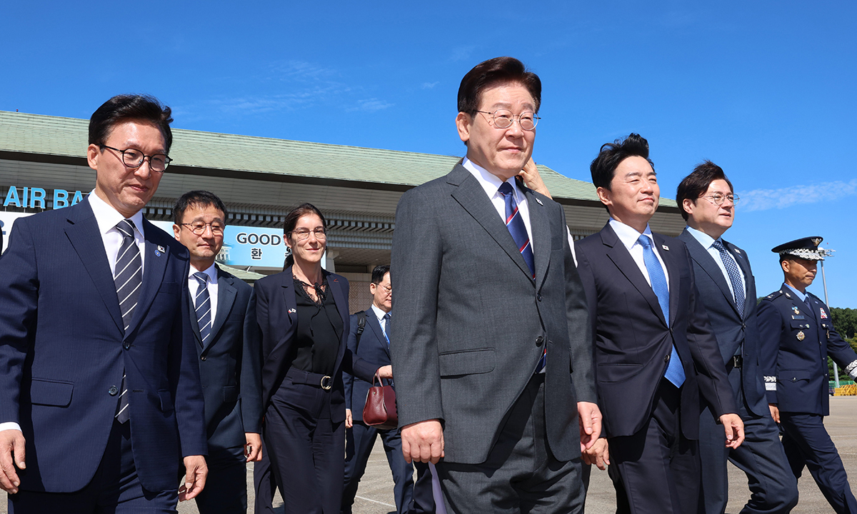 환송 받으며 출국하는 李 이재명 대통령이 6일 경기 성남 서울공항에서 프랑스 국빈 방문을 위해 출국하며 더불어민주당 김민석 대표(왼쪽), 강훈식 대통령비서실장(오른쪽 세 번째) 등의 환송을 받고 있다. 이 대통령은 프랑스에서 에마뉘엘 마크롱 대통령과 국제 영화·영상 정상회의인 ‘뤼미에르 서밋’에 공동 의장으로 참석한 뒤 정상회담 등 일정을 소화한다. 성남=이제원 선임기자