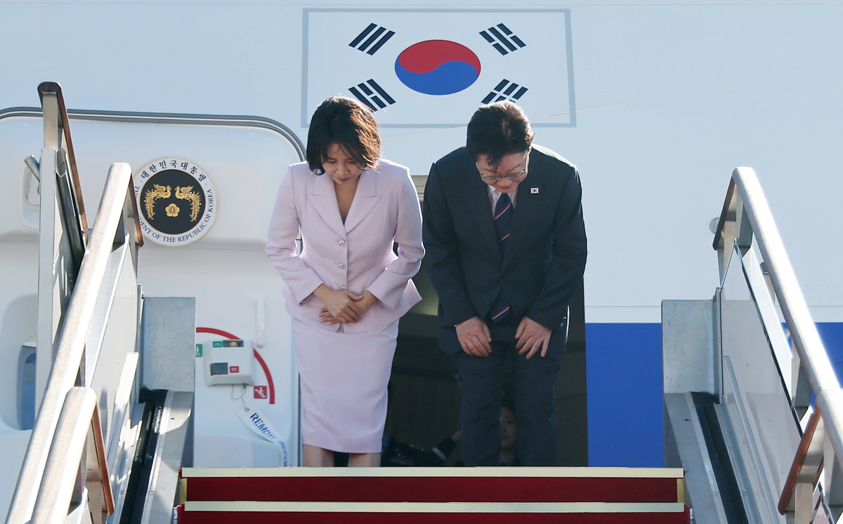 프랑스를 국빈 방문하는 이재명 대통령 부부가 6일 성남 서울공항 공군 1호기에서 환송객들을 향해 인사하고 있다.&nbsp; &nbsp; 연합뉴스