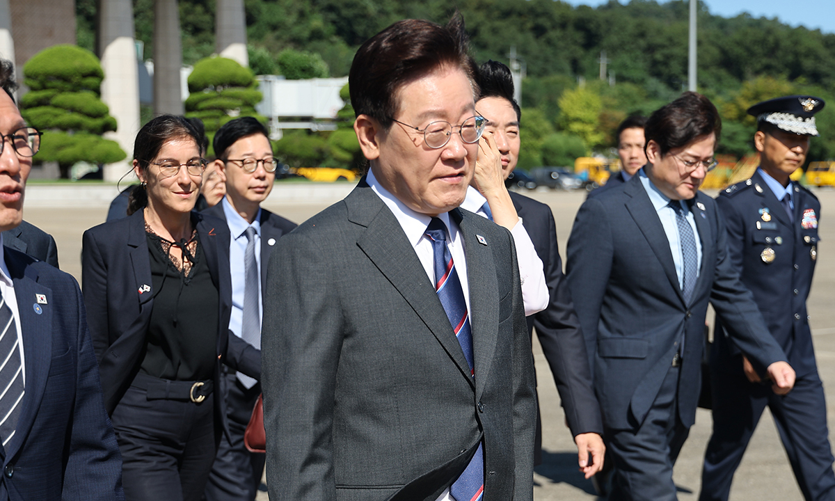 이재명 대통령이 지난 6일 성남 서울공항에서 공군 1호기로 이동하고 있다. 연합뉴스