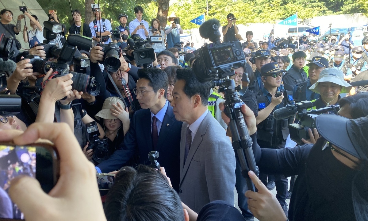 8일 오전 10시쯤 서울 송파구 잠실 올림픽공원 핸드볼경기장에 국민의힘 장동혁 대표와 박준태 비서실장이 진입하고 있다.