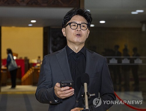 무소속 한동훈 의원이 8일 국회 본회의를 향하다 취재진과 만나 김승원 법무부 장관 후보자의 '신약 청탁 의혹'과 관련한 입장을 밝히고 있다.