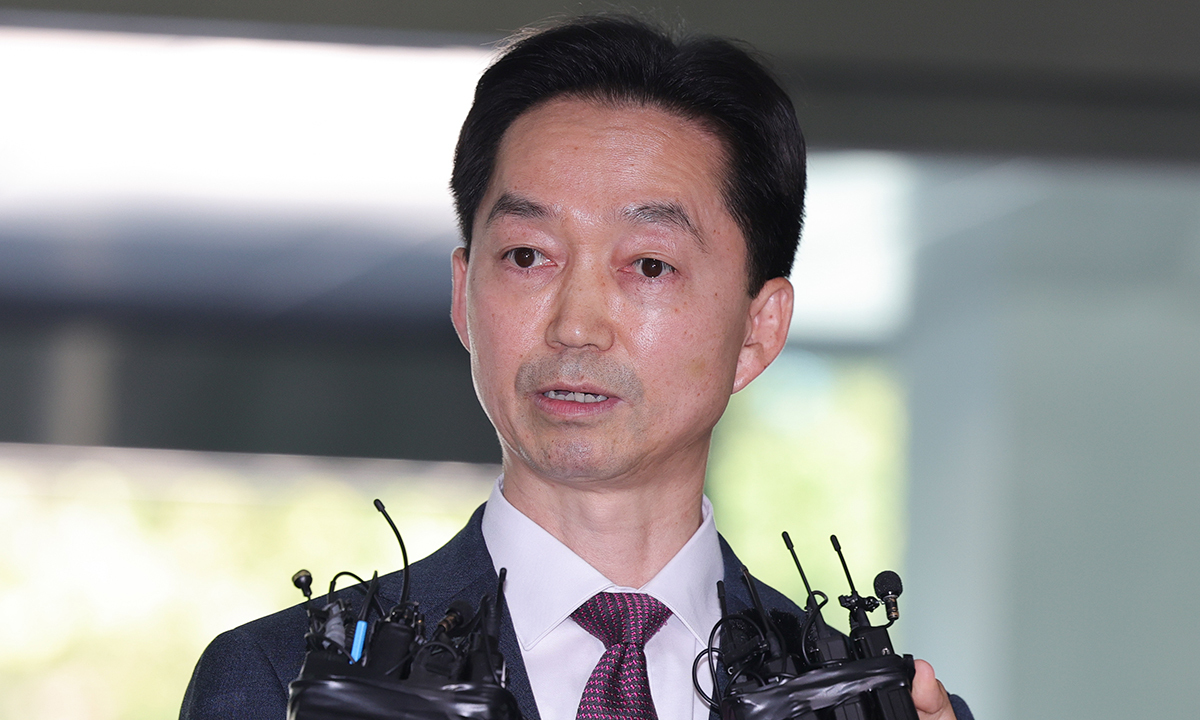 중대범죄수사청장 후보로 지명된 김지용 변호사가 8일 서울 종로구 정부서울청사 창성동 별관에 마련된 인사청문회 준비 사무실로 출근하며 취재진에 소감을 밝히고 있다. 연합뉴스