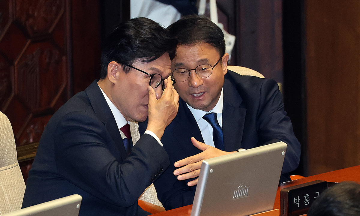 더불어민주당 김민석 대표와 한병도 원내대표가 8일 국회에서 열린 제439회 국회 정기회 4차 본회의에서 국민의힘 정점식 원내대표의 교섭단체 대표 연설을 들으며 귀엣말하고 있다. 연합뉴스