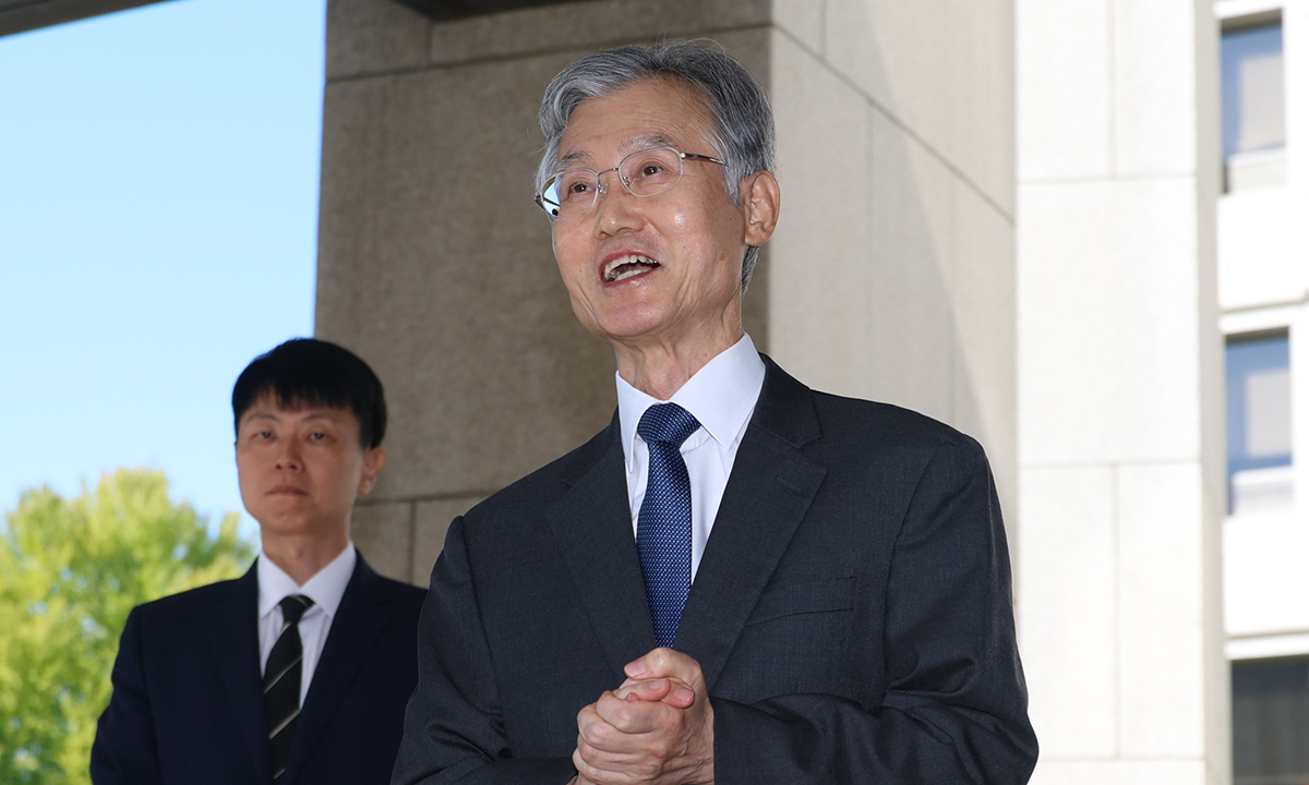 조희대 대법원장이 8일 서울 서초동 대법원으로 출근하고 있다. 연합뉴스