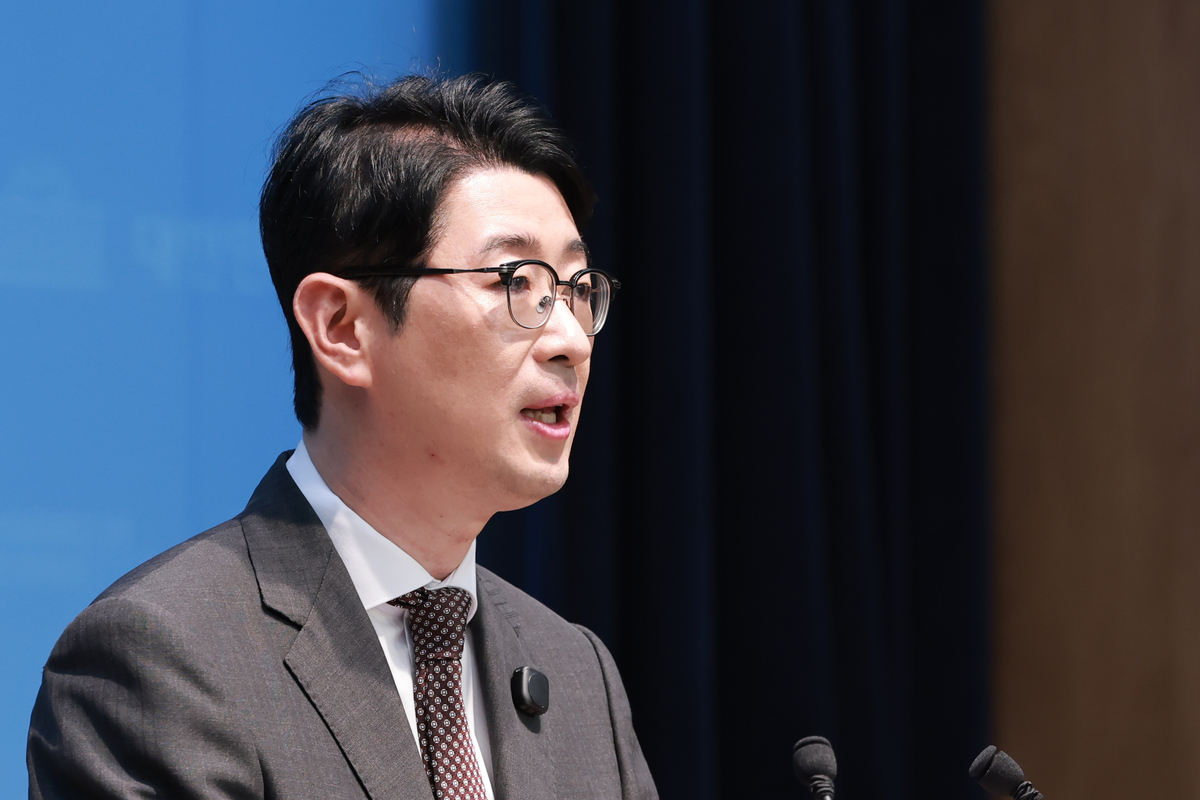 국민의힘 주진우 의원이 8일 국회 소통관에서 용혜인 성평등가족부 장관 후보자가 속한 기본소득당의 시도당 일부 주소지가 농장, 아파트, 주택인 것을 확인한 언론 보도·김승원 법무부 장관 후보자 가족이 운영하는 사회적협동조합과 관련한 의혹과 관련해 기자회견하고 있다. 연합