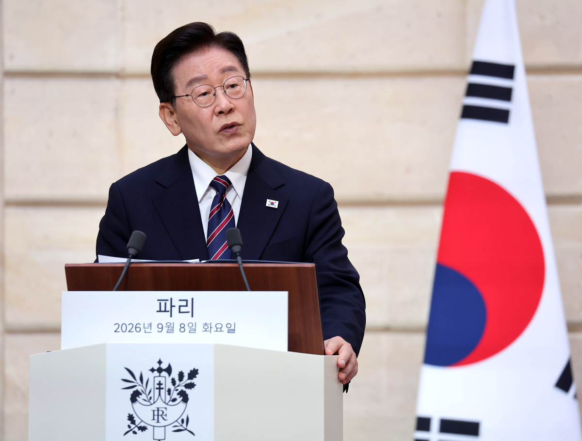 이재명 대통령이 8일(현지시간) 프랑스 파리 엘리제궁에서 에마뉘엘 마크롱 프랑스 대통령과 공동언론발표를 하고 있다.