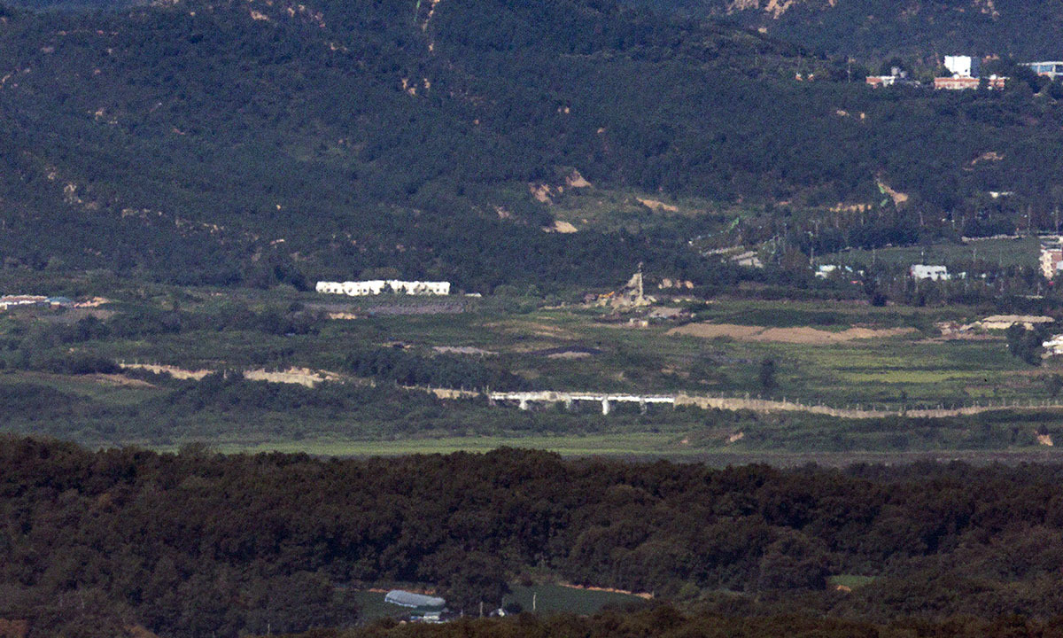 지난 8일 경기도 파주시 접경지역에서 바라본 서부전선 비무장지대(DMZ)에서 북측이 쌓은 방벽 일대가 적막하다. 연합뉴스