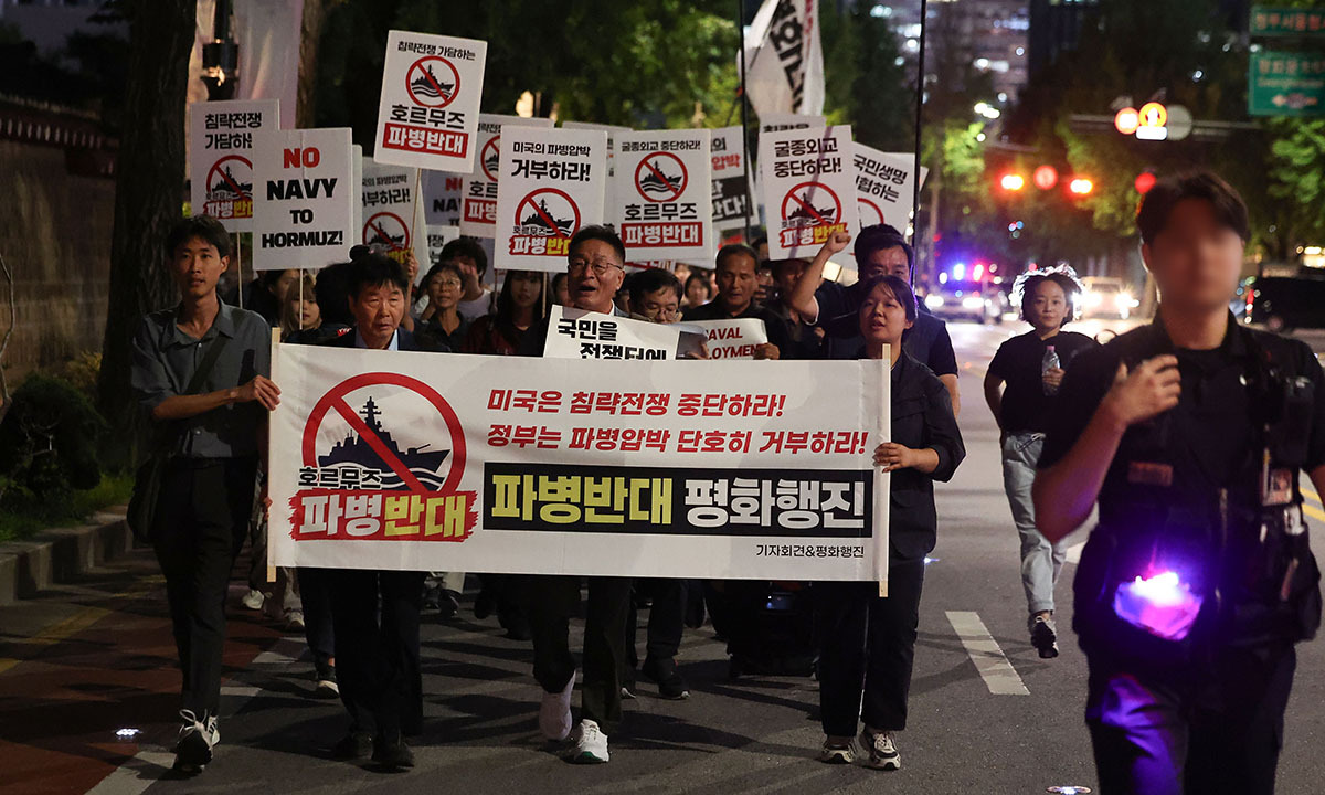 호르무즈 해협 한국군 파병에 반대하는 시민들이 지난 7일 서울 종로구 경복궁 인근에서 호르무즈 해협 파병 검토 즉각 중단 및 미국의 파병 요구 거부를 촉구하며 청와대 방향으로 행진하고 있다.