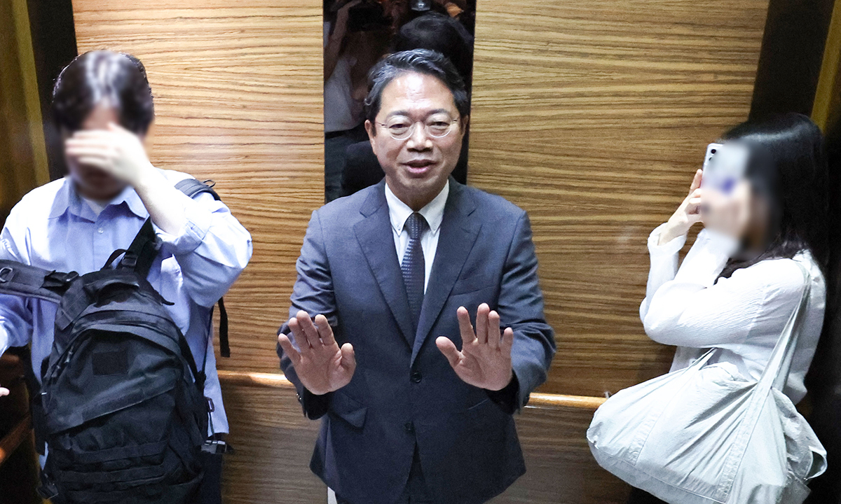 김승원 법무부 장관 후보자가 9일 오전 서울 종로구 적선현대빌딩에 마련된 인사청문회 준비 사무실로 출근하고 있다. 뉴스1