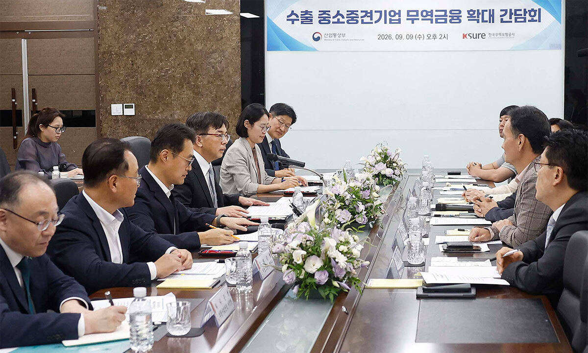 박정성 산업통상부 통상교섭본부장이 9일 경기 수원시 선익시스템 대회의실에서 열린 '수출 중소중견기업 무역금융 확대 간담회'에 참석, 발언하고 있다. 산업통상부 제공