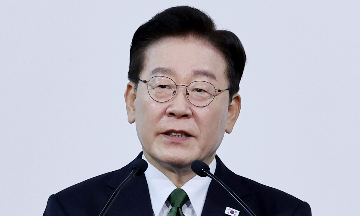 이재명 대통령이 8일(현지 시간) 프랑스 파리의 한 호텔에서 열린 동포 오찬 간담회에서 인사말을 하고 있다. 뉴시스