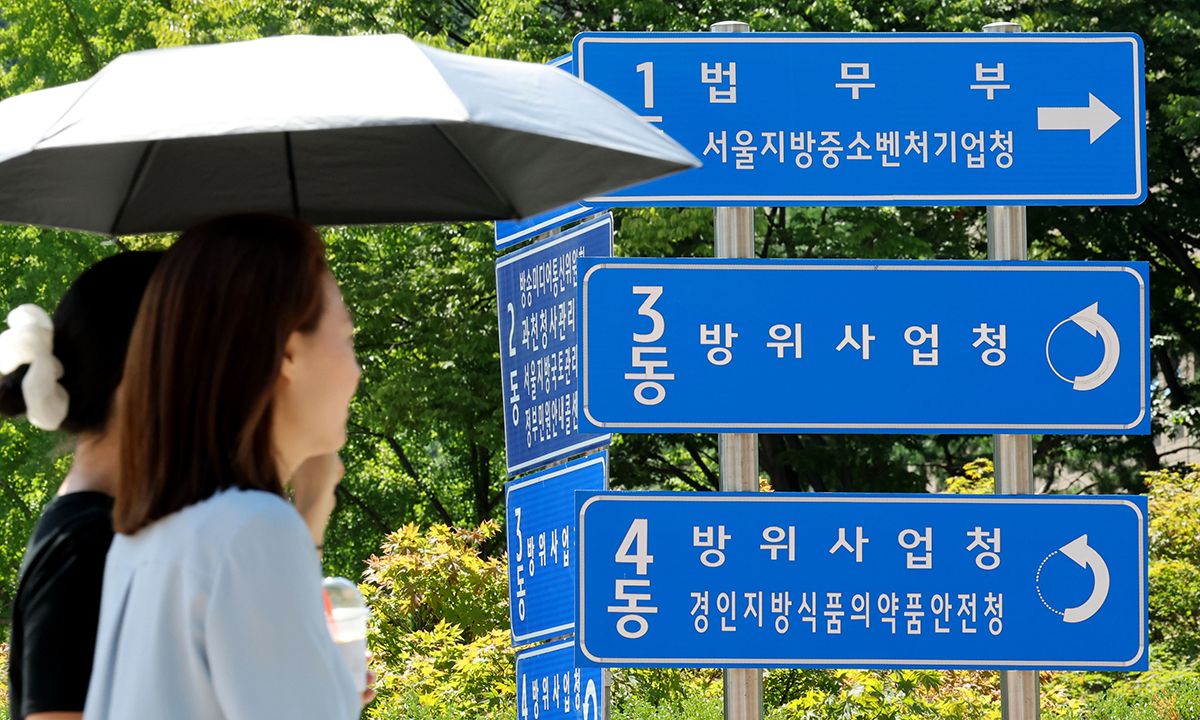 (과천=뉴스1) 이광호 기자 = 3일 경기 정부과천청사 내 법무부 위치 안내게시판 앞으로 관계자들이 지나가고 있다. 이날 정부는 행정?공공기관 이전 및 공공기관 기능개혁 관련 기자회견을 열고 내년 상반기부터 법무부와 성평등부 등 수도권 중앙행정기관의 세종 이전을 순차적으로 추진하는 내용의 2차 중앙행정기관 이전 추진 방향을 발표했다. 2026.9.3/뉴스1
