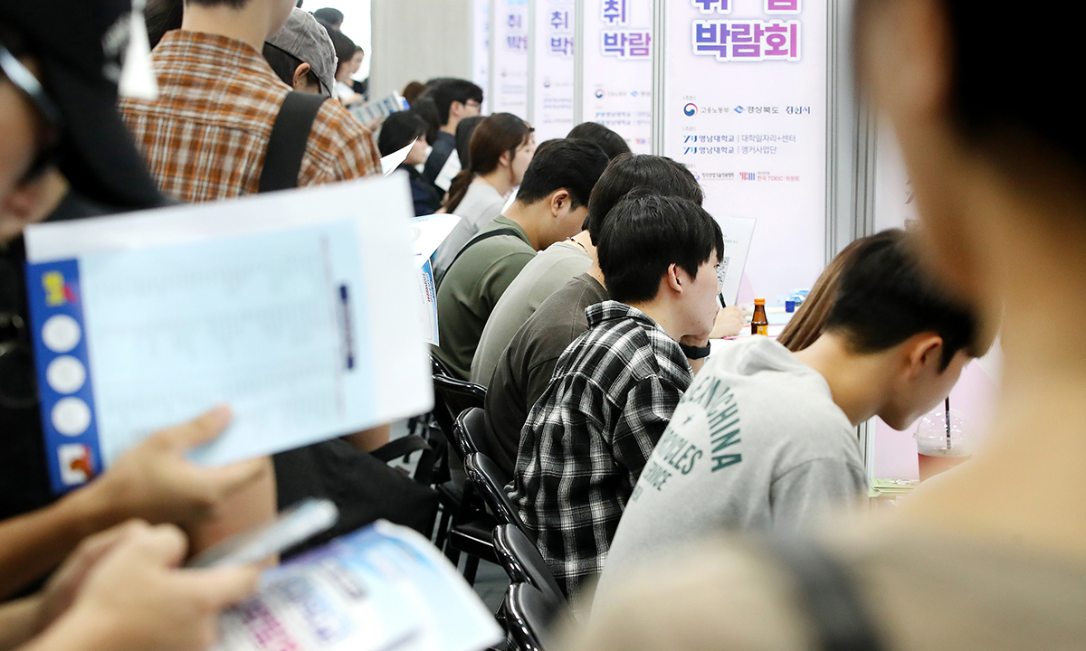 (경산=뉴스1) 공정식 기자 = 8일 경북 경산시 영남대 천마아트센터에서 열린 '2026 하반기 영남대학교 취업박람회'를 찾은 취업준비생들이 취업 상담을 하고 있다. 11일까지 계속되는 취업박람회에는 대기업, 공공기관, 지역기반 우수기업 등 약 80개 기업과 기관이 참여하고, 채용설명회를 비롯해 현장실습 매칭 박람회, 취업선배 멘토링 등 다양한 프로그램이 마련된다. 2026.9.8/뉴스1