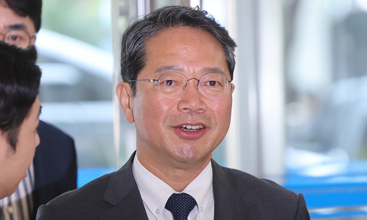김승원 법무부 장관 후보자가 10일 서울 종로구 적선현대빌딩에 마련된 인사청문회 준비 사무실로 출근하고 있다. 연합뉴스