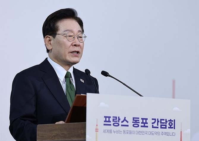 이재명 대통령이 9일(현지시간) 프랑스 파리 한 호텔에서 열린 동포 오찬간담회에서 격려사를 하고 있다. 연합뉴스
