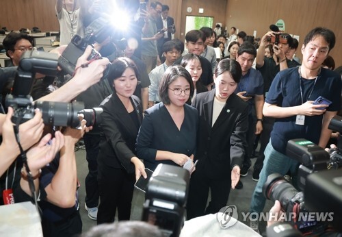 용혜인 성평등가족부 장관 후보자가 10일 국회 소통관에서 입장 발표 기자회견을 마친 뒤 회견장을 떠나고 있다.