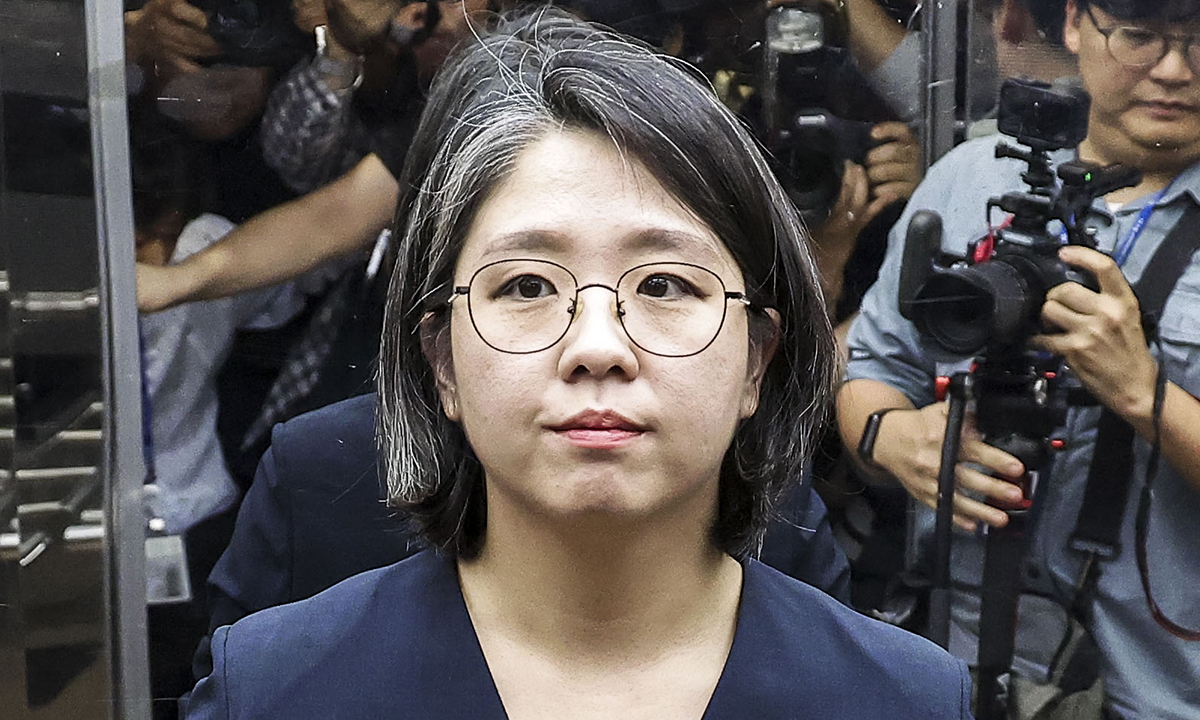 용혜인 성평등가족부 장관 후보자가 10일 서울 여의도 국회 소통관에서 '의원직 겸직 논란' 등 자신에 제기된 의혹과 관련한 기자회견을 마친 뒤 이동하고 있다.