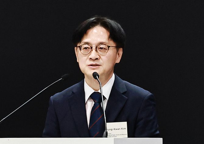 김정관 산업통상부 장관이 지난 4일 (현지시간) 미국 루이지애나 도널드슨빌에서 열린 ‘현대제철-포스코 루이지애나 전기로 제철소 기공식’에 참석해 축사를 하고 있다. 뉴스1