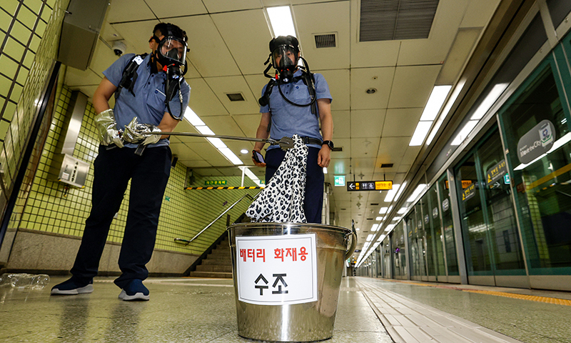 “열폭주? 어림없음”… 마천역서 ‘배터리 화재’ 대응 훈련 [한강로 사진관]
