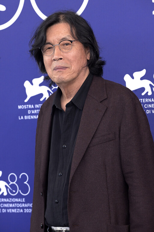 6일(현지시간) 제83회 베니스국제영화제 경쟁부문&nbsp;영화&nbsp;‘가능한 사랑’&nbsp;포토콜에 참석한 이창동 감독.베니스=UPI연합뉴스