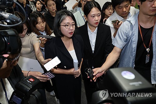 용혜인 성평등가족부 장관 후보자가 13일 국회 소통관에서 후보직 자진 사퇴 기자회견을 마친 뒤 이동하고 있다.